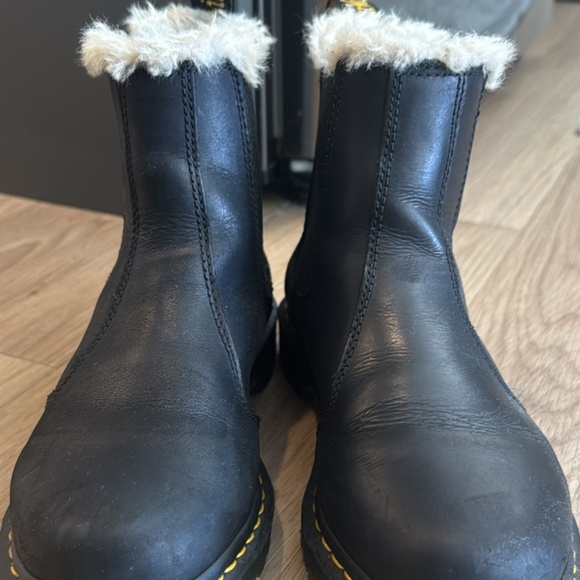 DR MARTENS BOOTS 2976 WOMEN'S FAUX FUR LINED CHELSEA - Picture 1 of 3
